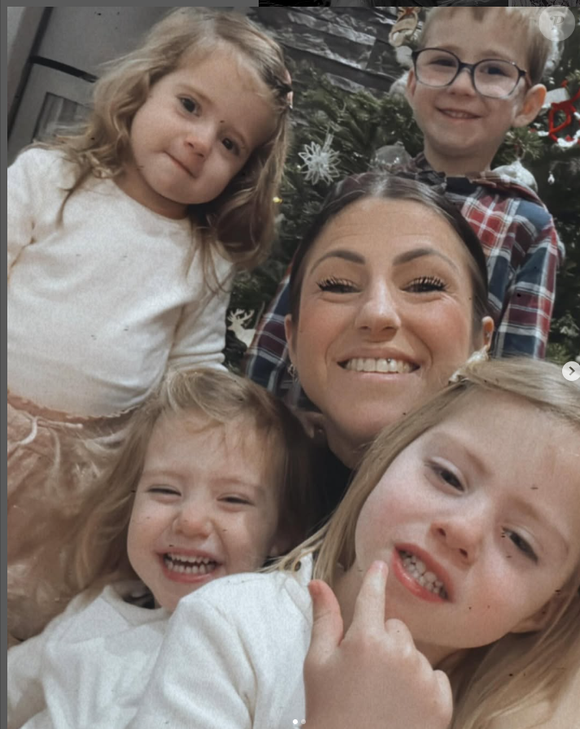 Laëtitia Provenchère de "Familles nombreuses" entourée de ses quatre enfants - 25 décembre 2023.

Photo : Instagram