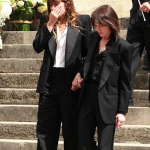 Lou Doillon et Charlotte Gainsbourg - Sorties des obsèques de Jane Birkin en l'église Saint-Roch à Paris. Le 24 juillet 2023
© Jonathan Rebboah / Panoramic / Bestimage