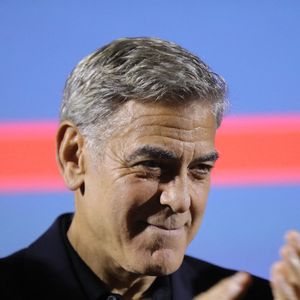 George Clooney inaugure le cinéma "Liberté" en présence du maire de Brignoles, Didier Brémond et le président de Cinéwest, Daniel Taillandier à Brignoles dans le Var le 7 novembre 2024. © Luc Boutria/Nice-Matin/Bestimage