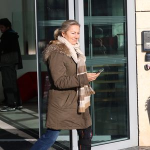 Exclusif - Anne-Sophie Lapix, avec une genouillère après un accident de ski, à sa sortie des studios de RTL, à Neuilly-sur-Seine, France, le 6 janvier 2026. © Bestimage