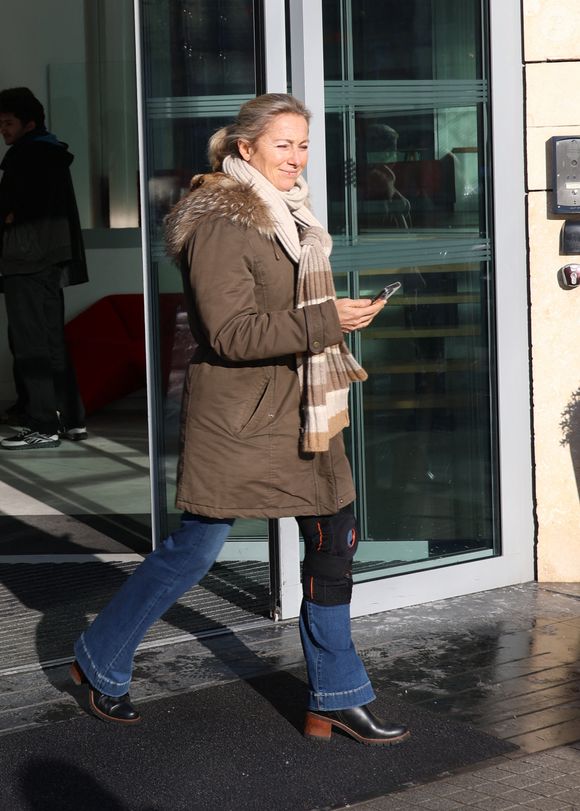 Exclusif - Anne-Sophie Lapix, avec une genouillère après un accident de ski, à sa sortie des studios de RTL, à Neuilly-sur-Seine, France, le 6 janvier 2026. © Bestimage
