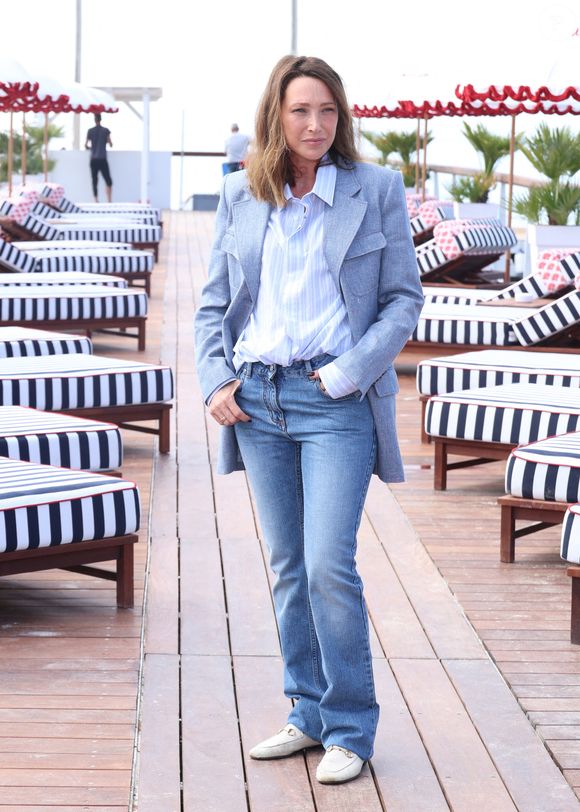 L'actrice incarnera le rôle principal de la fiction policière baptisée "Surface" à partir du lundi 1er septembre 2025

Laura Smet lors du photocall de "Surface" sur la plage du Majestic lors du festival CanneSeries saison 8 à Cannes, France, le 28 avril 2025. © Denis Guignebourg/Bestimage