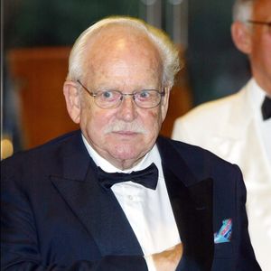 Le prince Rainier au bal de la SPA à Monaco, le 11/07/03. Salle des Etoiles Sporting d'Eté. Le traditionnel Bal de la S.P.A a eu lieu en présence de S.A.S le Prince Souverain Rainier III, du Prince héréditaire Albert, de la Princesse Antoinette et de sa fille Elisabeth Ann De Massy. Seule ombre au tableau, l'absence de la Princesse Stéphanie qui généralement participe ˆ cette manifestation. AGENCE / BESTIMAGE