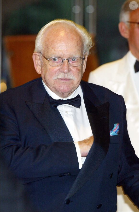Le prince Rainier au bal de la SPA à Monaco, le 11/07/03. Salle des Etoiles Sporting d'Eté. Le traditionnel Bal de la S.P.A a eu lieu en présence de S.A.S le Prince Souverain Rainier III, du Prince héréditaire Albert, de la Princesse Antoinette et de sa fille Elisabeth Ann De Massy. Seule ombre au tableau, l'absence de la Princesse Stéphanie qui généralement participe ˆ cette manifestation. AGENCE / BESTIMAGE