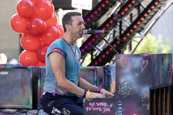 Chris Martin se produit avec Coldplay lors du NBC Today Show Citi concert seriec au Rockefeller Plaza à New York le 8 octobre 2024. Photo par Lev Radin/SPUS/ABACAPRESS.COM