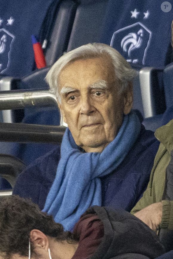 Avant de partir, Bernard Pivot avait tenu a légué les archives de ses émissions, de ses entretiens ou encore de ses articles de presse à l'Imec, près de Caen. 

Bernard Pivot dans les tribunes lors du match de football de qualification pour la Coupe du monde 2022 entre la France et le Kazakhstan au stade Parc des Princes à Paris, France, le 13 novembre 2021. La France a gagné 8-0. © Cyril Moreau/Bestimage