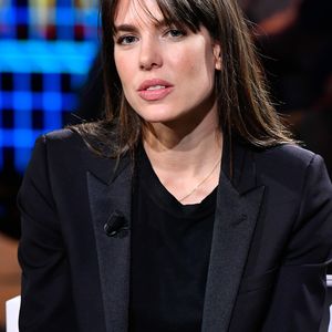 Charlotte Casiraghi - Charlotte Casiraghi sur le plateau de l’émission "Le parole della settimana" (Une élève, un professeur, une rencontre. Co-fondateur des « Rencontres philosophiques de Monaco », la célèbre cavalière Charlotte Casiraghi et le philosophe Robert Maggiori ont choisi de mettre par écrit le fruit de leurs échanges, principalement autour du sensible et des frontières entre les émotions, dans « Archipel des passions », aux éditions du Seuil. Un ouvrage écrit à quatre mains.) à Milan en Italie le 5 octobre 2019. Au cours de cette émission, elle évoque la perte d'un être cher, son père Stefano Casiraghi. Cette perte dit-elle "qui condense toutes les passions et qui donne force et courage, mon père qui était "quelqu'un de très courageux".