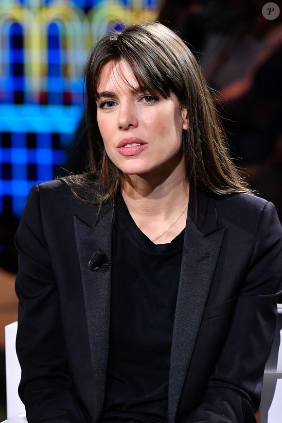 Charlotte Casiraghi - Charlotte Casiraghi sur le plateau de l’émission "Le parole della settimana" (Une élève, un professeur, une rencontre. Co-fondateur des « Rencontres philosophiques de Monaco », la célèbre cavalière Charlotte Casiraghi et le philosophe Robert Maggiori ont choisi de mettre par écrit le fruit de leurs échanges, principalement autour du sensible et des frontières entre les émotions, dans « Archipel des passions », aux éditions du Seuil. Un ouvrage écrit à quatre mains.) à Milan en Italie le 5 octobre 2019. Au cours de cette émission, elle évoque la perte d'un être cher, son père Stefano Casiraghi. Cette perte dit-elle "qui condense toutes les passions et qui donne force et courage, mon père qui était "quelqu'un de très courageux".