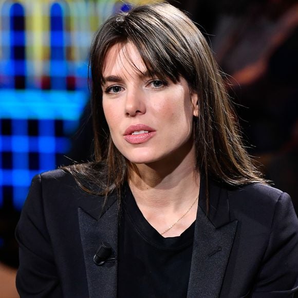 Charlotte Casiraghi - Charlotte Casiraghi sur le plateau de l’émission "Le parole della settimana" (Une élève, un professeur, une rencontre. Co-fondateur des « Rencontres philosophiques de Monaco », la célèbre cavalière Charlotte Casiraghi et le philosophe Robert Maggiori ont choisi de mettre par écrit le fruit de leurs échanges, principalement autour du sensible et des frontières entre les émotions, dans « Archipel des passions », aux éditions du Seuil. Un ouvrage écrit à quatre mains.) à Milan en Italie le 5 octobre 2019. Au cours de cette émission, elle évoque la perte d'un être cher, son père Stefano Casiraghi. Cette perte dit-elle "qui condense toutes les passions et qui donne force et courage, mon père qui était "quelqu'un de très courageux".