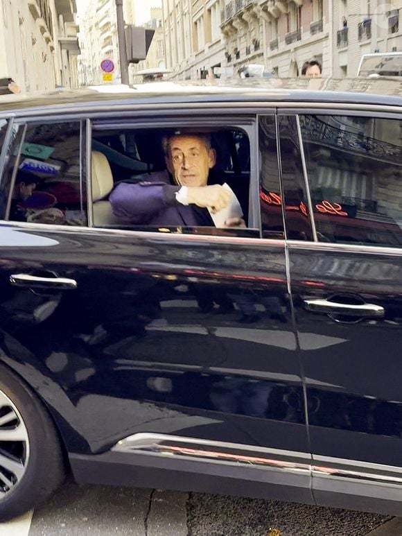 20 jours après que le mari de Carla Bruni a été écroué. Le voilà à présent libéré de prison et place sous contrôle judiciaire.

La demande de mise en liberté de l'ancien président de la République ...........
Nicolas Sarkozy en voiture pour se rendre à la prison de La Santé à Paris, France, le 21 octobre 2025.  © Charles Cohen-Boyer/Bestimage
