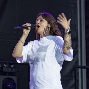 Louane se produit sur la scène du festival "Printemps de Pérouges" au château de Saint-Maurice-de-Rémens (01 - France) le 28/06/2026. © Sandrine Thesillat/Psnewz/Bestimage