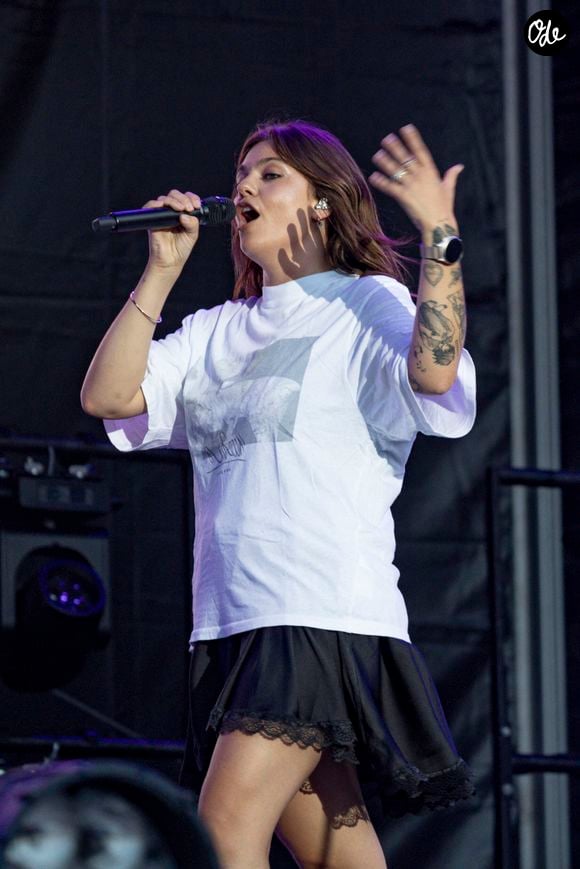 Louane se produit sur la scène du festival "Printemps de Pérouges" au château de Saint-Maurice-de-Rémens (01 - France) le 28/06/2026. © Sandrine Thesillat/Psnewz/Bestimage