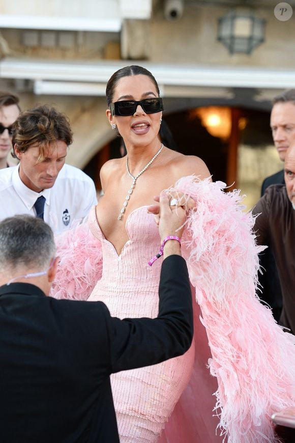 Les célèbres invités quittent l'hôtel "Gritti Palace" pour se rendre à la cérémonie de mariage de J. Bezos et L. Sanchez sur l’île de San Giorgio Maggiore à Venise, le 27 juin 2025 @Zuma Press / Bestimage