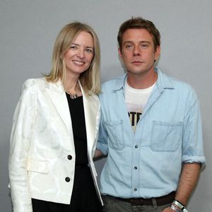 Cette réunion au sommet souligne les liens étroits qui unissent le clan à la direction de la prestigieuse maison via Delphine Arnault.

Delphine Arnault (Présidente de Dior) et Jonathan Anderson posent à la suite du Défilé de Mode Christian Dior, Collection Haute Couture Automne-Hiver 2026/2027, le 6 Juillet 2026. 

© Bertrand Rindoff / Bestimage