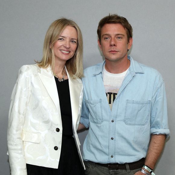 Cette réunion au sommet souligne les liens étroits qui unissent le clan à la direction de la prestigieuse maison via Delphine Arnault.

Delphine Arnault (Présidente de Dior) et Jonathan Anderson posent à la suite du Défilé de Mode Christian Dior, Collection Haute Couture Automne-Hiver 2026/2027, le 6 Juillet 2026. 

© Bertrand Rindoff / Bestimage