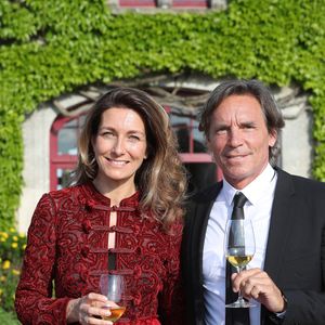Anne-Claire Coudray et son compagnon Nicolas Vix lors de la fête de la fleur et l'intronisation de personnalités commandeurs et ambassadeurs par la Commanderie du Bontemps au Château Smith Haut Lafitte à Martillac.
© Fabien Cottereau / Patrick Bernard / Bestimage