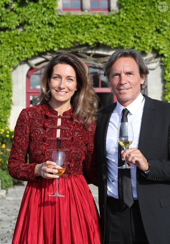 Anne-Claire Coudray et son compagnon Nicolas Vix lors de la fête de la fleur et l'intronisation de personnalités commandeurs et ambassadeurs par la Commanderie du Bontemps au Château Smith Haut Lafitte à Martillac.
© Fabien Cottereau / Patrick Bernard / Bestimage