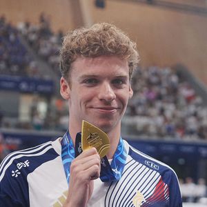 Léon Marchand sur le podium du 200 m papillon lors des Championnats d'Europe de natation, à Paris le 15 août 2026. © Laurent Lairys / PsnewZ / Bestimage