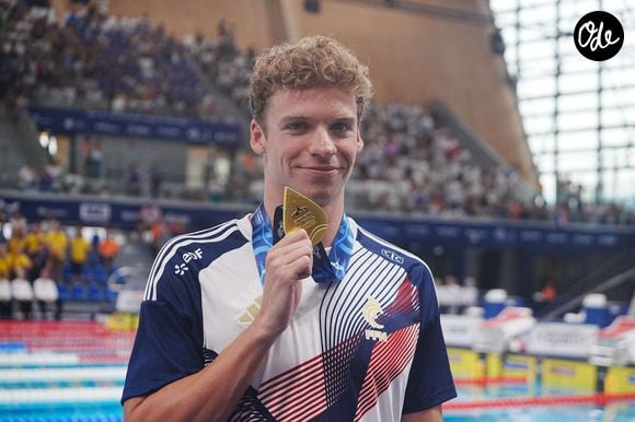 Léon Marchand sur le podium du 200 m papillon lors des Championnats d'Europe de natation, à Paris le 15 août 2026. © Laurent Lairys / PsnewZ / Bestimage