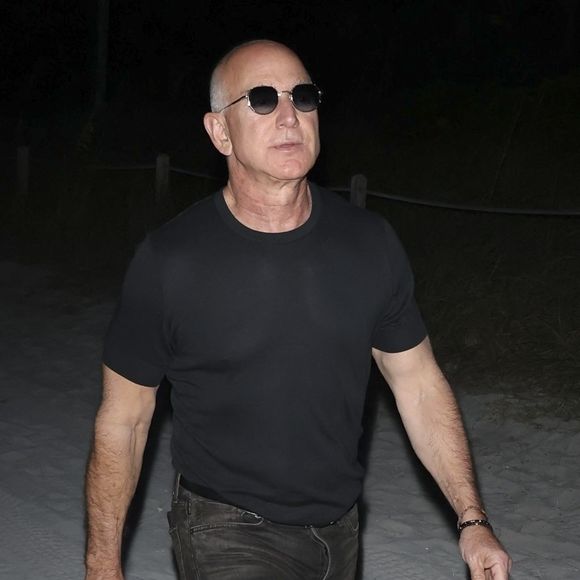 Le volet logistique prévoit l'ouverture de quatre nouveaux centres de distribution XXL à travers le pays.

EXCLUSIF – Jeff Bezos a fait une apparition lors du prestigieux Global Champions Arabians Tour à Miami Beach. © Backgrid USA / Bestimage