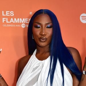 L'artiste a toujours assumé et revendiqué ses racines séquano-dionysiennes. Elle rappelait encore récemment dans les colonnes du magazine Numéro le chemin parcouru, se félicitant de son parcours qui l'a menée "d'Aulnay-sous-Bois aux marches du Met Gala".

Aya Nakamura - Photocall de la 2ème édition de la cérémonie des Flammes, victoires du rap et de ses courants, au théâtre du Châtelet à Paris, France, le 25 avril 2024. © Veeren/Bestimage