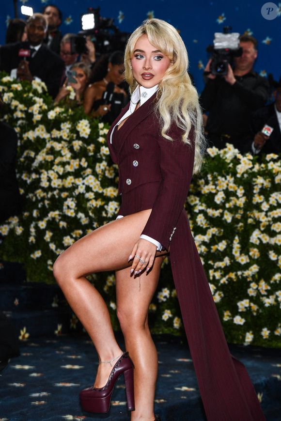 Sabrina Carpenter sur le tapis rouge du Gala du Metropolitan Museum of Art Costume Institute 2025 célébrant l'ouverture de l'exposition intitulée "Superfine : Tailoring Black Style" qui s'est tenue au Metropolitan Museum of Art à New York, NY le 5 mai 2025.  ©Anthony Behar/SPUS/Abacapress.com