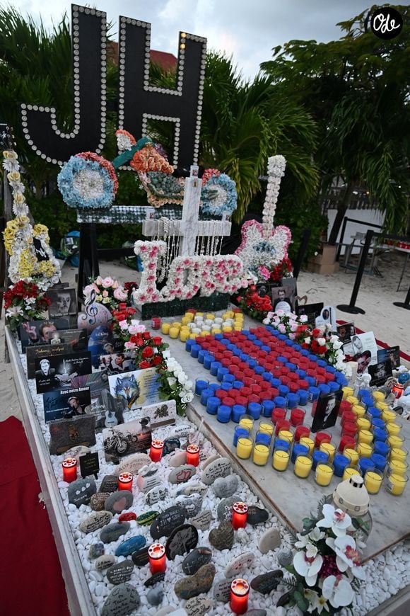 Hommage de Laeticia Hallyday et de sa fille Joy pour le huitième anniversaire de la mort de Johnny Hallyday au cimetière de Lorient sur l'île de Saint-Barthélemy, Antilles françaises, France, le 5 décembre 2025. © Xavier Merchet-Thau/Bestimage