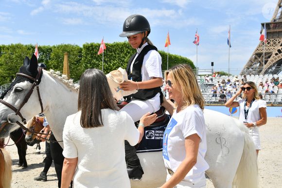 Giulia Sarkozy sur Valentine, Virginie Coupérie-Eiffel lors de la coupe Kids Cup L'Envol lors du Longines Paris Eiffel Jumping le 20 juin 2025 © Perusseau / Veeren / Bestimage