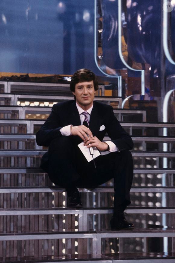 Celui qui a marqué la télé avec des émissions comme "Porte Bonheur", "le Jeu de la vérité" ou encore "Avis de recherche" a néanmoins hésité avant de signer pour ce premier rôle...

En France, à Paris, Patrick Sabatier dans l'émission Porte Bonheur en mars 1985. © Bernard Leguay via Bestimage