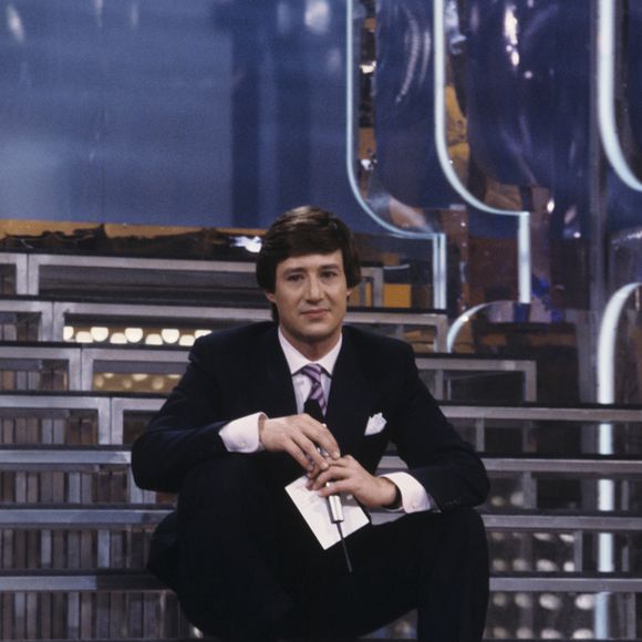 Celui qui a marqué la télé avec des émissions comme "Porte Bonheur", "le Jeu de la vérité" ou encore "Avis de recherche" a néanmoins hésité avant de signer pour ce premier rôle...

En France, à Paris, Patrick Sabatier dans l'émission Porte Bonheur en mars 1985. © Bernard Leguay via Bestimage