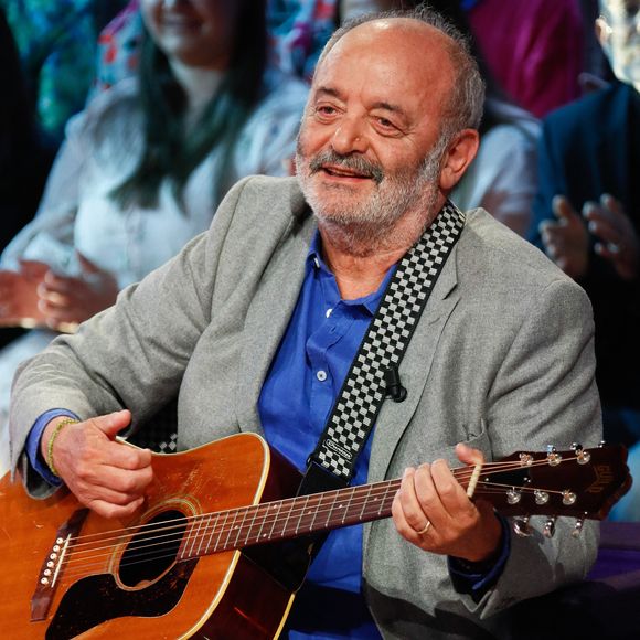 Exclusif - Louis Chedid lors de l'enregistrement de l'émission "Famille je vous aime" présentée par M. Drucker et qui sera diffusée le 13 juin 2025 sur France 3, aux Studios rive gauche à Paris, France, le 15 avril 2025. © Clovis-Gaffiot/Bestimage