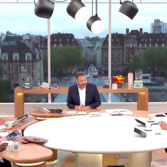 Un ex-chroniqueur de Bonjour ! a radicalement changé de vie.

L'équipe de "Bonjour !", la matinale de TF1. Photo : TF1