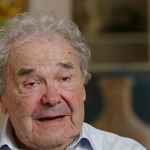 Cette impressionnante demeure est le fruit de la restauration patiente d'une ancienne ferme, transformée en villa au fil des décennies.

Pierre Perret ouvre les portes de sa maison en région parisienne.