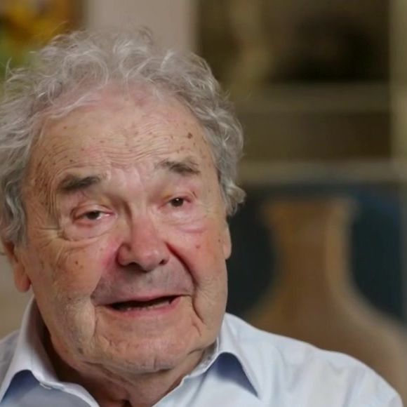 Cette impressionnante demeure est le fruit de la restauration patiente d'une ancienne ferme, transformée en villa au fil des décennies.

Pierre Perret ouvre les portes de sa maison en région parisienne.