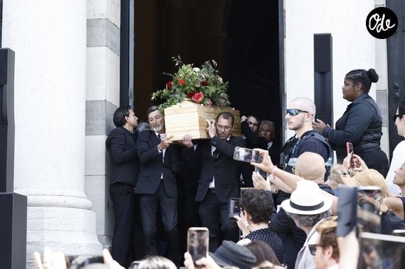 Le cercueil de la défunte quitte la salle de la Coupole aux obsèques de M.Satrapi au Crématorium du Père-Lachaise à Paris, le 19 juin 2026. 
© Cyril Moreau / Bestimage