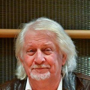 Patrick Sébastien assiste à une audition devant la commission d'enquête parlementaire sur la neutralité, le 31 mars 2026. 

Photo : Christian Liewig / Bestimage