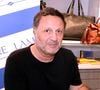 Il est revenu sur District Z, un programme lancé sur TF1 en 2020 avec Denis Brogniart.

Exclusif - Arthur (Jacques Essebag) en séance de dédicaces pour la sortie de son nouveau livre "Même la nuit ne veut pas de moi (Ed. Grasset)" à la librairie Lamartine à Paris, le 27 mai 2026. © Cédric Perrin / Bestimage