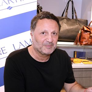 Il est revenu sur District Z, un programme lancé sur TF1 en 2020 avec Denis Brogniart.

Exclusif - Arthur (Jacques Essebag) en séance de dédicaces pour la sortie de son nouveau livre "Même la nuit ne veut pas de moi (Ed. Grasset)" à la librairie Lamartine à Paris, le 27 mai 2026. © Cédric Perrin / Bestimage