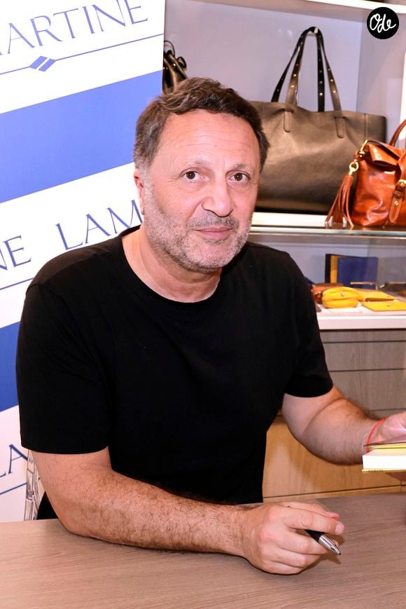 Il est revenu sur District Z, un programme lancé sur TF1 en 2020 avec Denis Brogniart.

Exclusif - Arthur (Jacques Essebag) en séance de dédicaces pour la sortie de son nouveau livre "Même la nuit ne veut pas de moi (Ed. Grasset)" à la librairie Lamartine à Paris, le 27 mai 2026. © Cédric Perrin / Bestimage