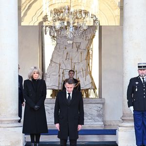 Le président Emmanuel Macron et sa femme Brigitte Macron participent à une minute de silence, au palais de l'Elysée, en hommage aux victimes du cyclone Chido à Mayotte le 23 décembre 2024.

© Eric Tschaen / Pool / Bestimage