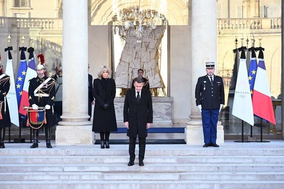 Le président Emmanuel Macron et sa femme Brigitte Macron participent à une minute de silence, au palais de l'Elysée, en hommage aux victimes du cyclone Chido à Mayotte le 23 décembre 2024.

© Eric Tschaen / Pool / Bestimage