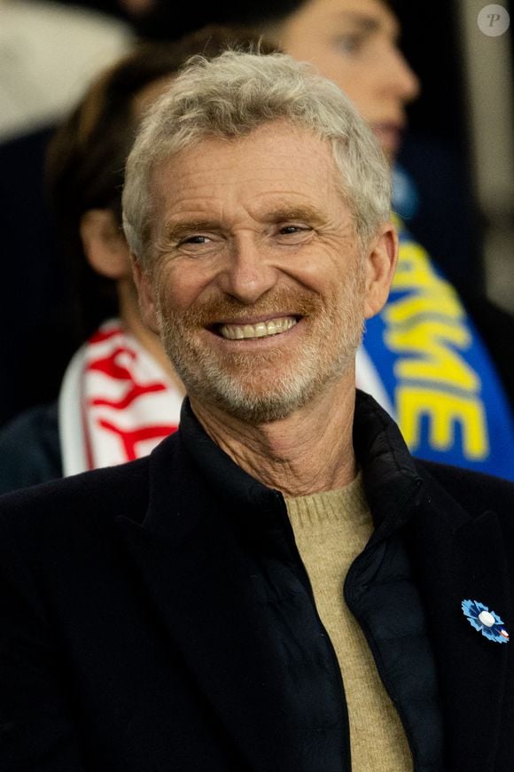 Denis Brogniart - Célébrités dans les tribunes du match de qualification de la Coupe du monde 2026 entre la France contre l'Ukraine (4-0) au Parc des Princes à Paris le 13 novembre 2025. © Cyril Moreau/Bestimage