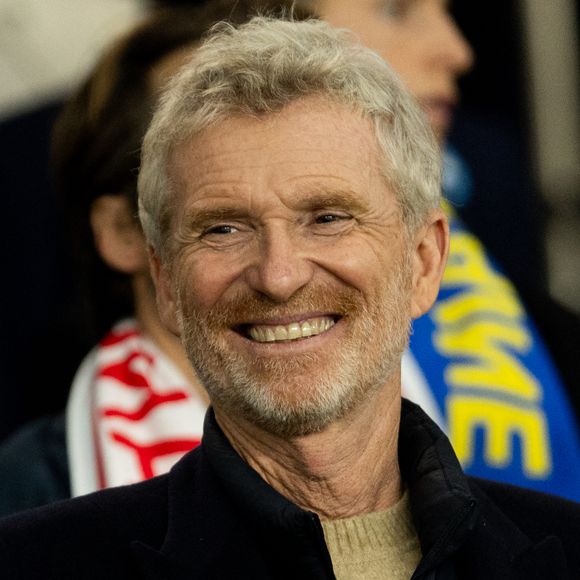 Denis Brogniart - Célébrités dans les tribunes du match de qualification de la Coupe du monde 2026 entre la France contre l'Ukraine (4-0) au Parc des Princes à Paris le 13 novembre 2025. © Cyril Moreau/Bestimage