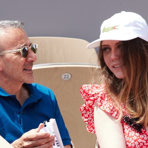 Elie Semoun et sa compagne Aude dans les tribunes lors des Internationaux de France de Tennis de Roland Garros 2023. Paris, le 10 juin 2023. © Jacovides-Moreau / Bestimage