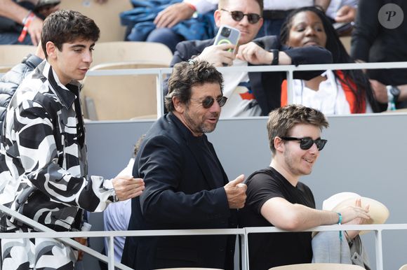Patrick Bruel, ses fils Oscar et Leon Bruel dans les tribunes lors des Internationaux de France de Tennis de Roland Garros 2025. Paris,

© Jacovides / Moreau / Bestimage