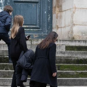 Son épouse Isabelle Le Nouvel et leurs 2 enfants, les jumeaux de 12 ans Emma et Henrik, étaient présents

Niels Arestrup épouse Isabelle Le Nouvel lors de la cérémonie d'enterrement de l'acteur franco-danois Niels Arestrup devant l'église Saint-Roch à Paris, le 10 décembre 2024. Niels Arestrup, décédé le 1er décembre 2024 à l'âge de 75 ans, était un pilier du théâtre et du cinéma français depuis les années 1970, mais son profil a été rehaussé au niveau international au cours de la première décennie de ce siècle par deux films réalisés par Jacques Audiard. Photo par Nasser Berzane/ABACAPRESS.COM