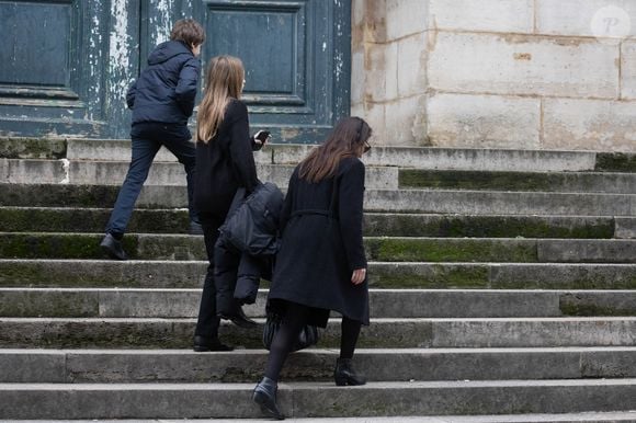 Son épouse Isabelle Le Nouvel et leurs 2 enfants, les jumeaux de 12 ans Emma et Henrik, étaient présents

Niels Arestrup épouse Isabelle Le Nouvel lors de la cérémonie d'enterrement de l'acteur franco-danois Niels Arestrup devant l'église Saint-Roch à Paris, le 10 décembre 2024. Niels Arestrup, décédé le 1er décembre 2024 à l'âge de 75 ans, était un pilier du théâtre et du cinéma français depuis les années 1970, mais son profil a été rehaussé au niveau international au cours de la première décennie de ce siècle par deux films réalisés par Jacques Audiard. Photo par Nasser Berzane/ABACAPRESS.COM