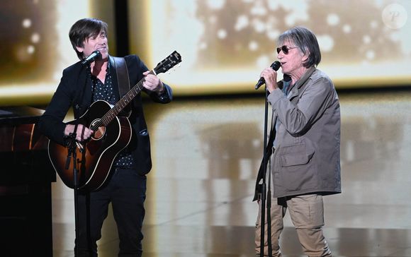Thomas Dutronc et Jacques Dutronc (Victoire d'honneur) lors de la 37ème cérémonie des Victoires de la musique à la Seine musicale de Boulogne-Billancourt, le 11 février 2022. © Guirec Coadic/Bestimage