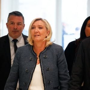 Cette dernière vient d'être condamnée à cinq ans d'inéligibilité avec effet immédiat ainsi que quatre ans de prison dont deux fermes aménagés sous bracelet électronique et 100 000 euros d'amende dans l'affaire des assistants parlementaires du FN (ancêtre du RN).

Marine Le Pen et son avocat Rodolphe Bosselut - Marine Le Pen arrive au tribunal de Paris pour entendre le jugement dans le cadre du procès des assistants parlementaires du FN le 31 mars 2025.

© Christophe Clovis / Bestimage