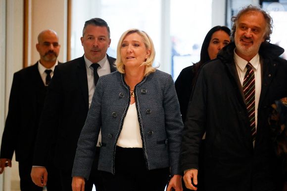 Cette dernière vient d'être condamnée à cinq ans d'inéligibilité avec effet immédiat ainsi que quatre ans de prison dont deux fermes aménagés sous bracelet électronique et 100 000 euros d'amende dans l'affaire des assistants parlementaires du FN (ancêtre du RN).

Marine Le Pen et son avocat Rodolphe Bosselut - Marine Le Pen arrive au tribunal de Paris pour entendre le jugement dans le cadre du procès des assistants parlementaires du FN le 31 mars 2025.

© Christophe Clovis / Bestimage